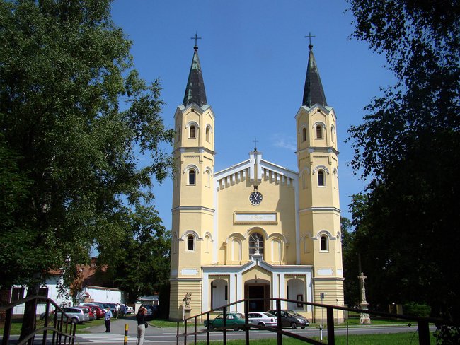 Kościółek w Czechach przy - Pałacu Kunin.