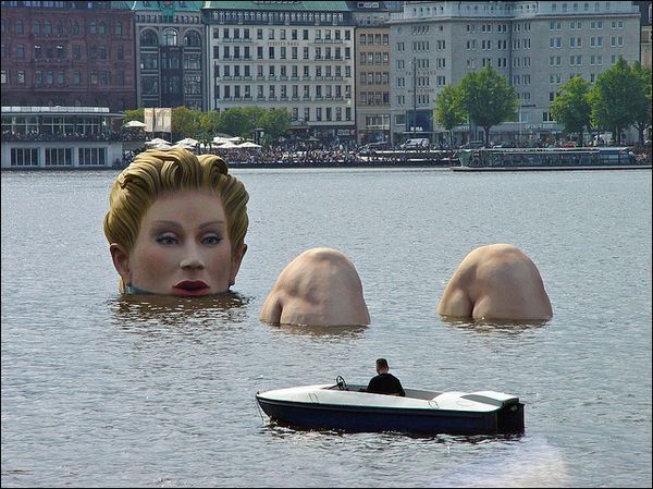 NAJDZIWNIEJSZE RZEZBY I POMNIKI