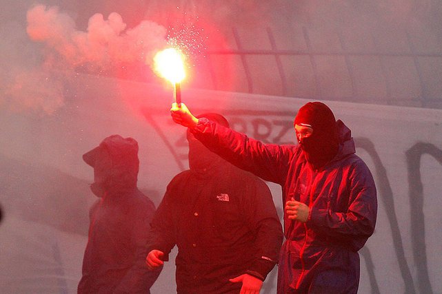 Trolle, insekty, dewianci  i  kibole  opanowały  slajdzik