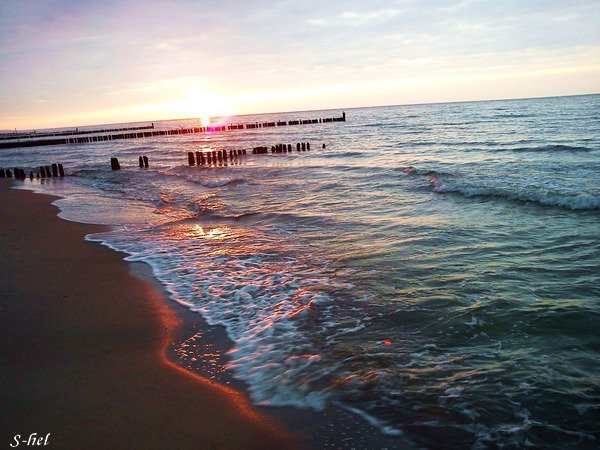 Ustronie Morskie  -  Piękno natury na wieczornej plaży,wspaniałe zachody słońca.