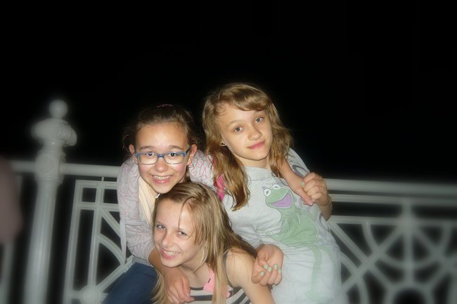 Przyjaciel to taka osoba , że na jej widok z chęcią wyciągasz słuchawki z uszu. ; *