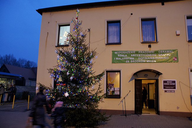 Kiermasz świąteczny przed MOK-iem w Orzeszu.