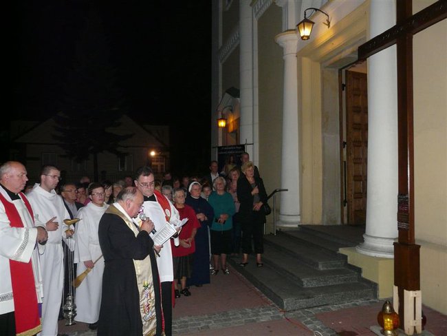 Zmartwychwstały Chrystus niesie życzenia  dla wszystkich znajomych i przyjaciół