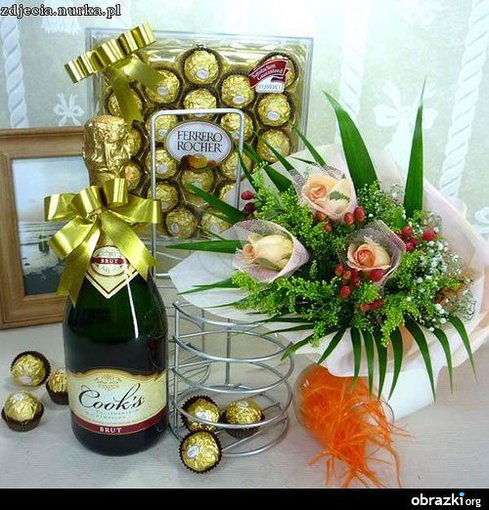 Jadą wozy kolorowe.