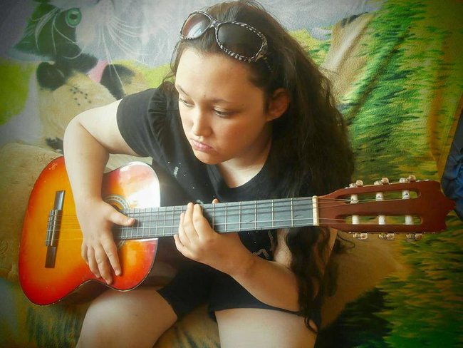 Niepełnosprawna dziewczyna gra na gitarze