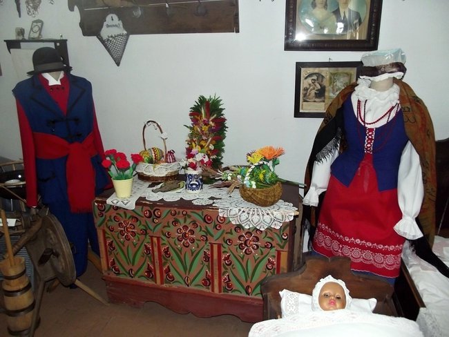 Młodzież w Izbie Regionalnej w Dniu Matki w Radziejowie