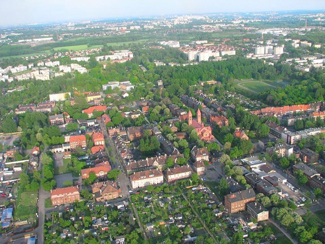 Orzegów w kwiatach i zieleni tonący