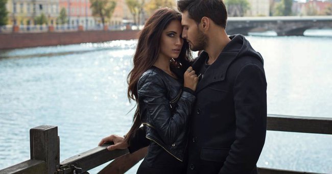 Jestem tu po to żeby dawać Ci szczęście i patrzeć na Ciebie, gdy prosisz o jeszcze... wtedy zaczyna bić moje serce, teraz Ja Ciebie proszę o więcej.