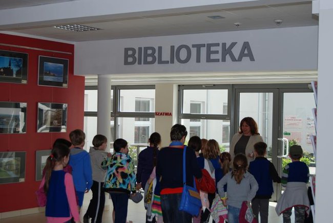 W bibliotece można się uśmiechać