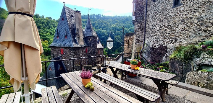 Zamek Eltz – bajkowy zamek w Lesie Eifel